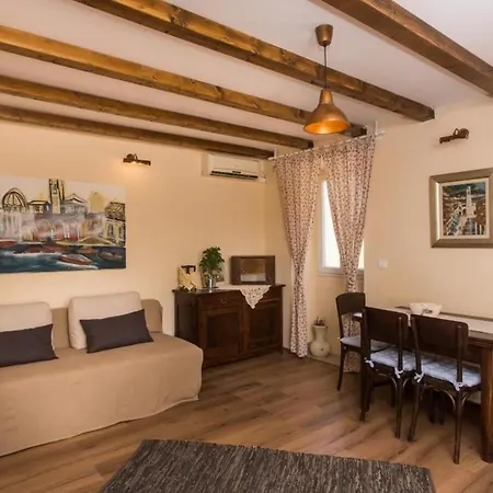 Hladilo ''nostalgia'' - Comfort Two-bedroom With Terrace ... Apartamento